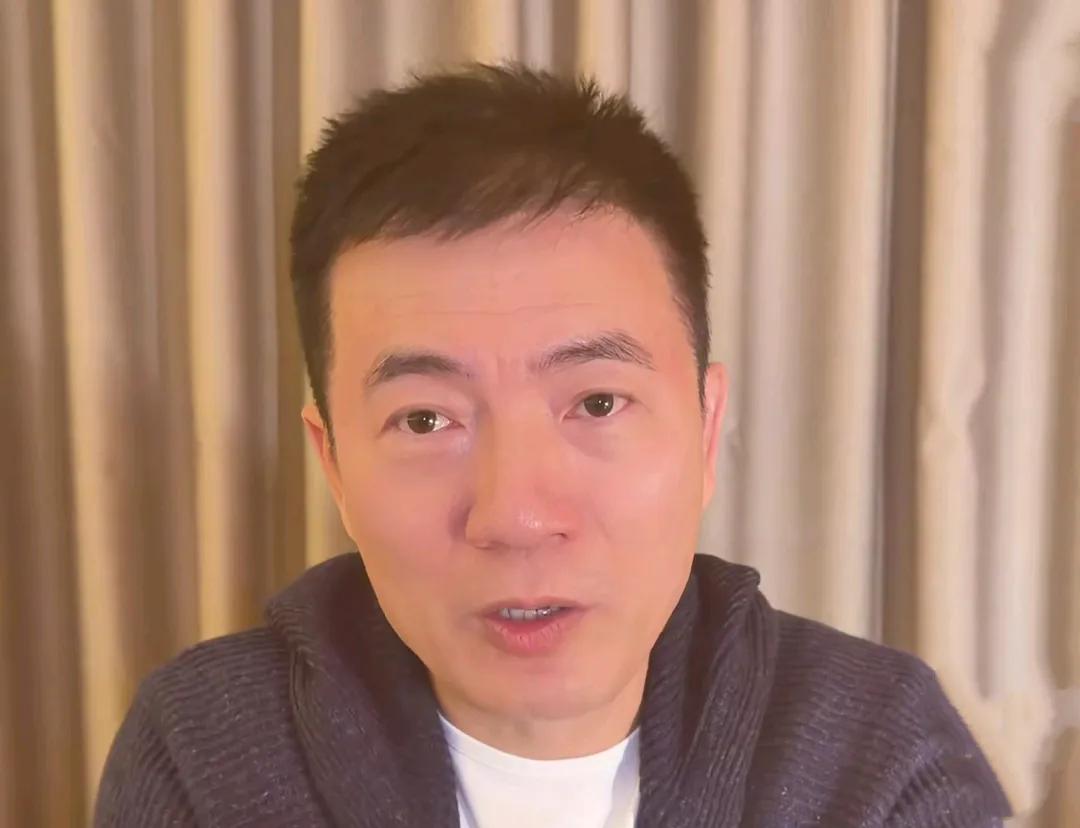 解说员黄健翔认为，国足不能再打龟缩防守的战术，这样会失去未来！前央视解说员黄健