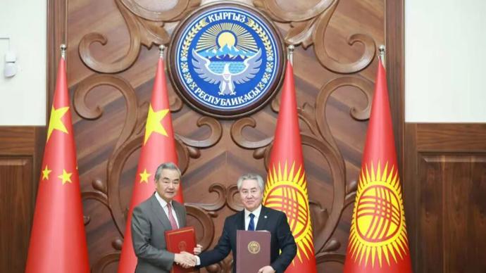 ·高规格接待中国， 11月19日，中国外交部长王毅抵达吉尔吉斯斯坦，正式开启中