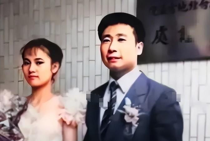 1983年，叛逃的空军王学成，于台湾举行婚礼，王学成在婚礼会场上，笑容灿烂，而夫