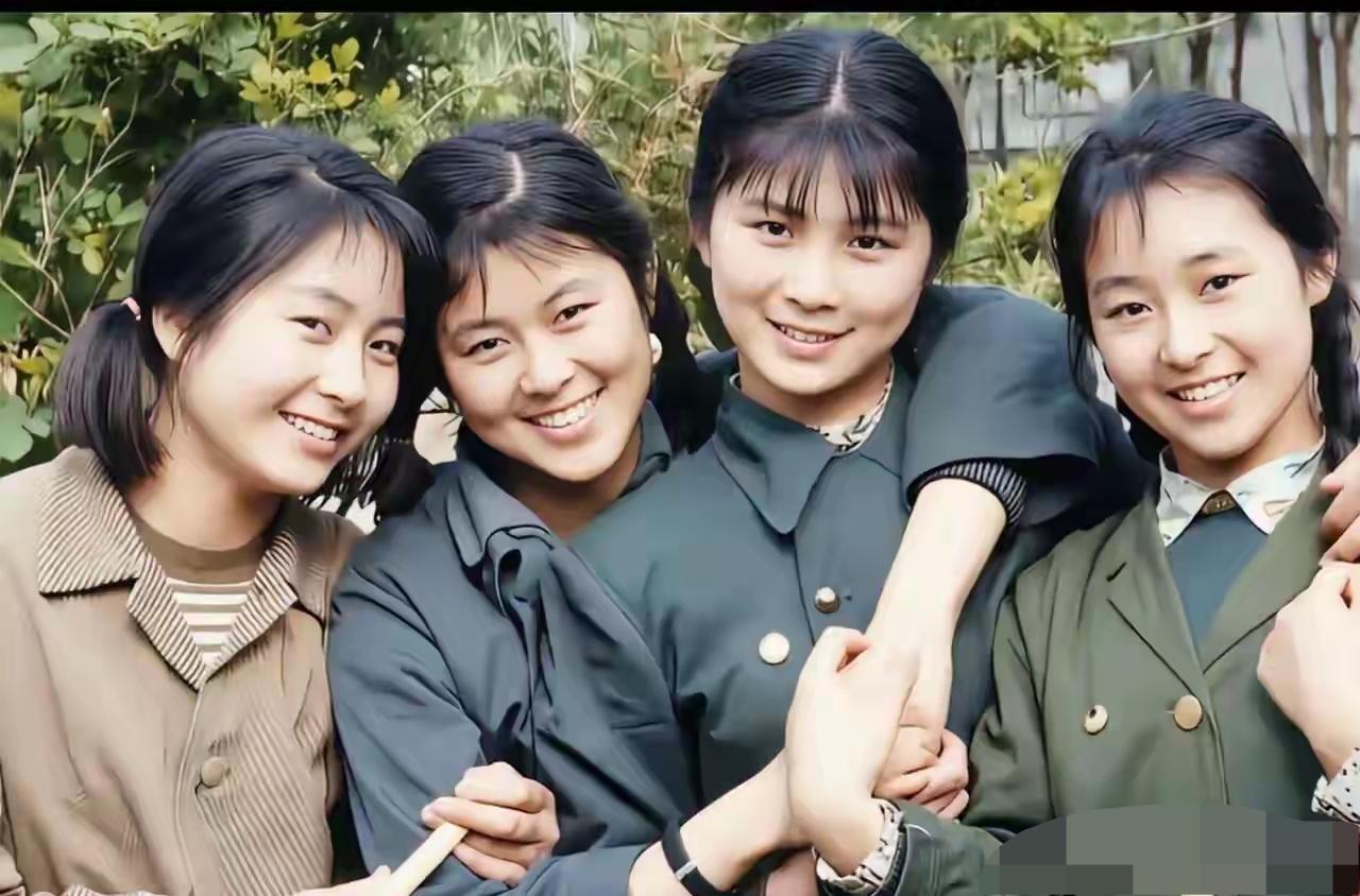 这张老照片里，藏着一位才华，名嘴，号称内娱第一美女，你能认出来吗？