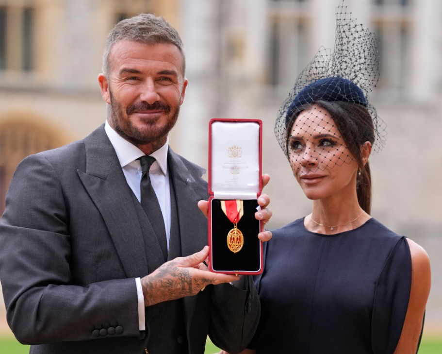 贝克汉姆被授予KBE（爵级司令勋章），发文感谢父母、妻子、孩子，就是没提白富美大