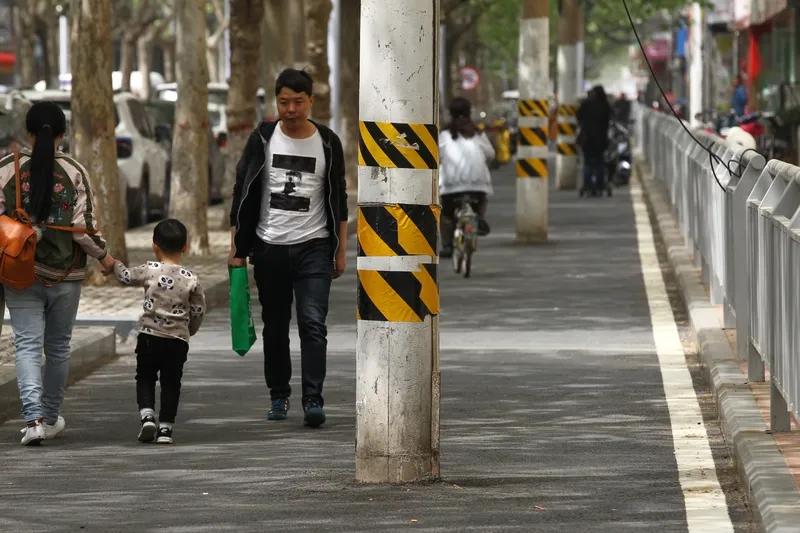 说个发生在自己家人身上的事，我爸推着自行车走在街上，被别人开车从后面撞倒，老人家