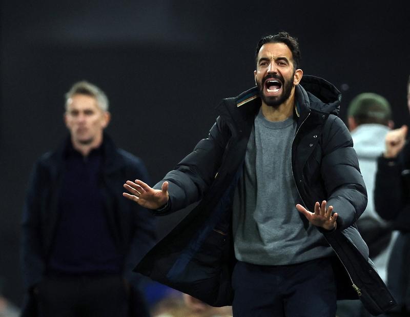 阿莫林：多古每次拿球都很慌张。结果多古踢左边锋连续进球。阿莫林：我要的是沃特金