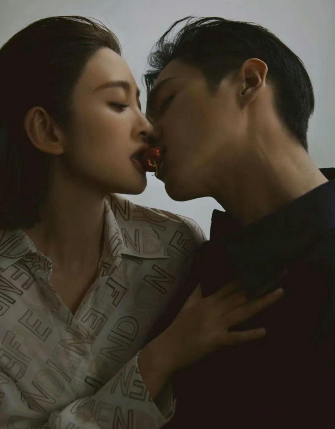 张若昀的手好大，唐艺昕的腰好细，这夫妻俩绝了！