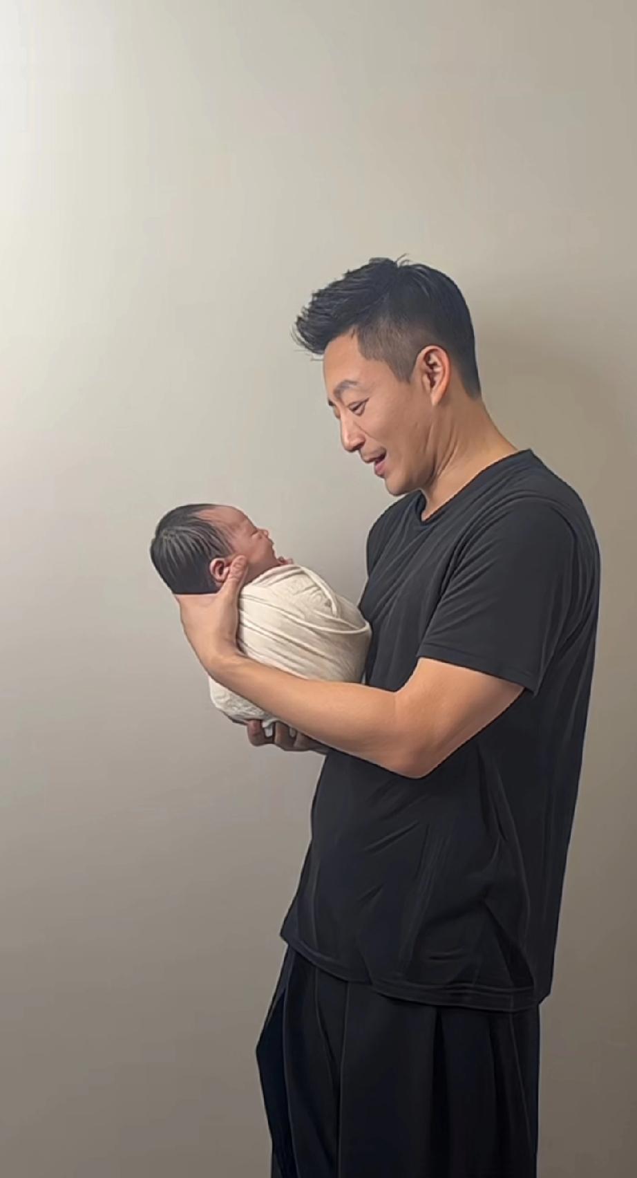 汪小菲抱着儿子拍满月照，实现晒娃自由以后晒娃不用怕被人告了。有人说他“老