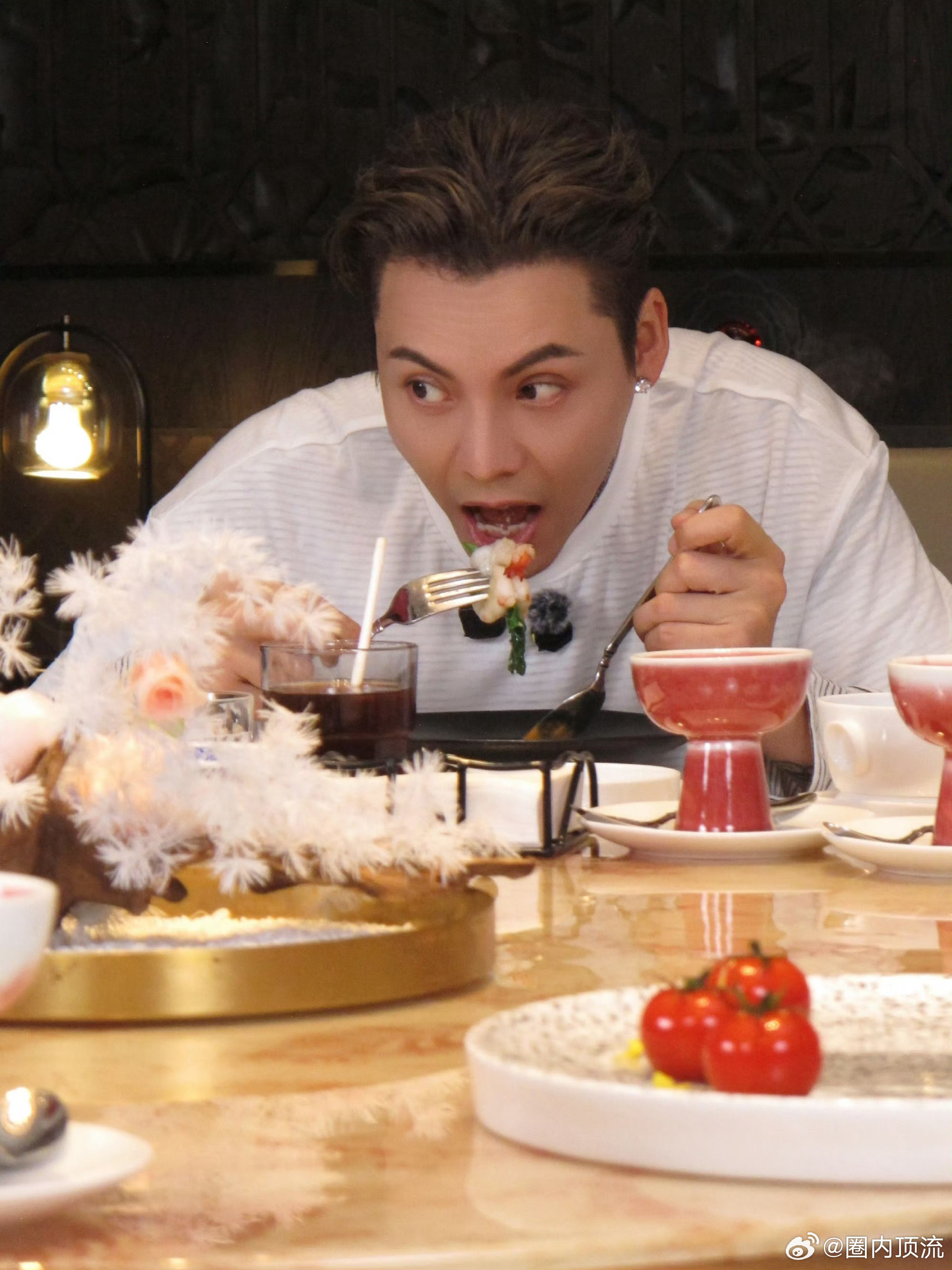 陈伟霆干饭人的恐慌陈伟霆眼睛瞪的像铜铃被这段干饭片段戳中笑点，看到上桌水果眼睛猛