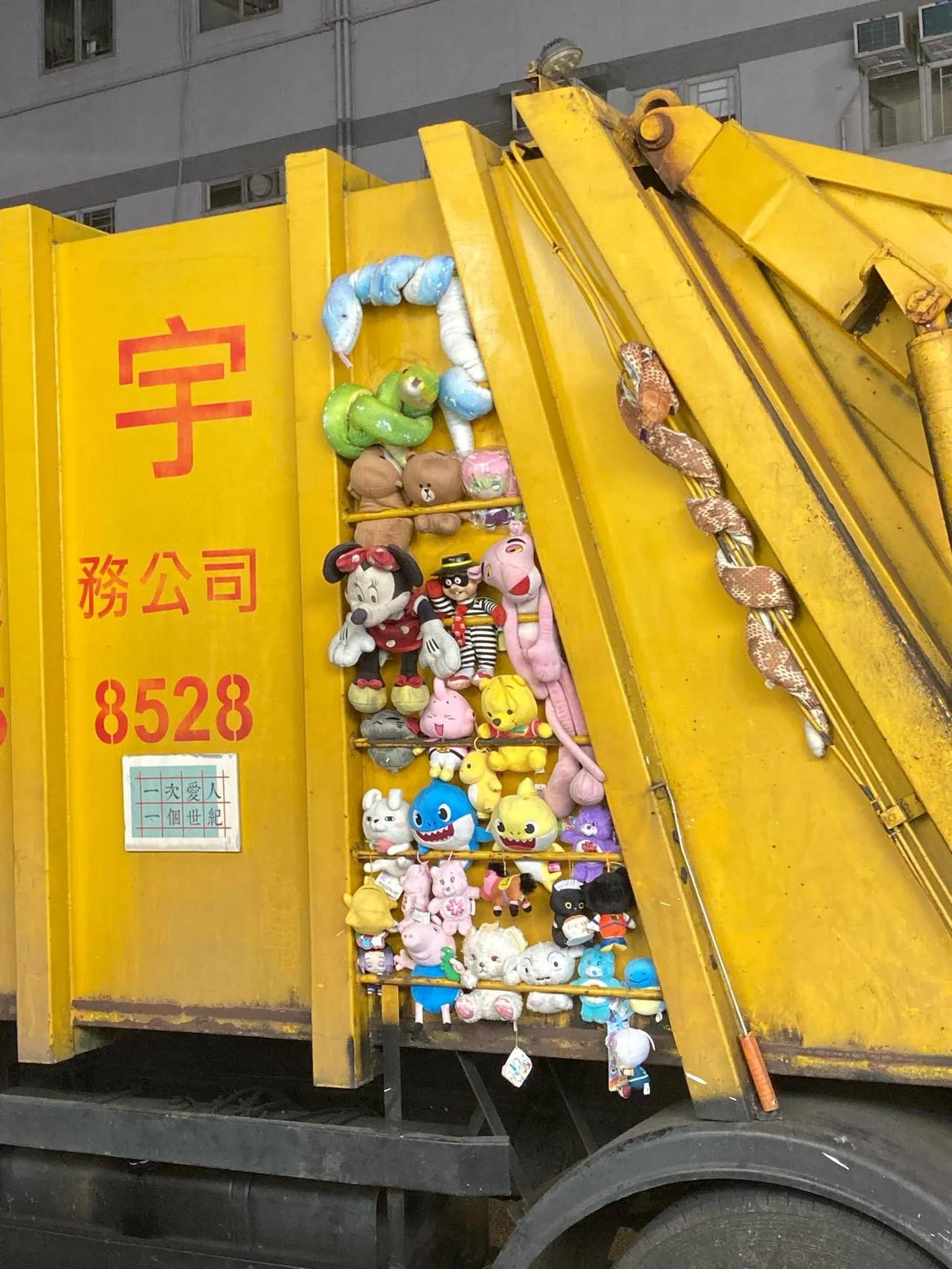 香港新活日常😭遇到一辆很可爱的垃圾车，忍不住拍下来。拍完后我跑，司机突然追