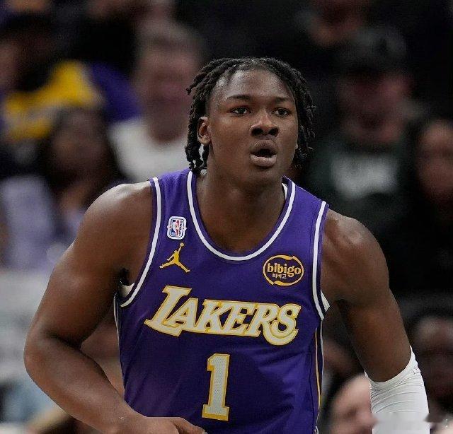 湖人新秀阿杜-蒂耶罗的SUV车被盗，洛杉矶警方在找回车辆后逮捕了两人。在涉案车辆