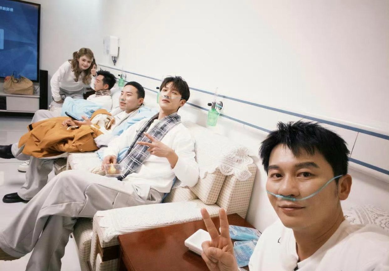 奔跑吧所有人的魔童是白鹿吧，其他人都在吸氧，就她在一旁活蹦乱跳。