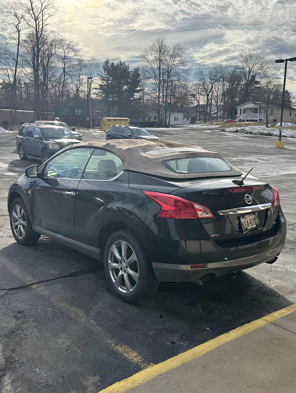 这绝对是世界上最丑的车，没有之一。前短后肥，我想知道，设计师当时设计这辆汽车的时