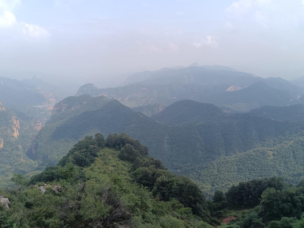 前天去了一趟山西和顺南天池，自然环境很好，海拔高，气温低，是一个避暑佳地，站在太