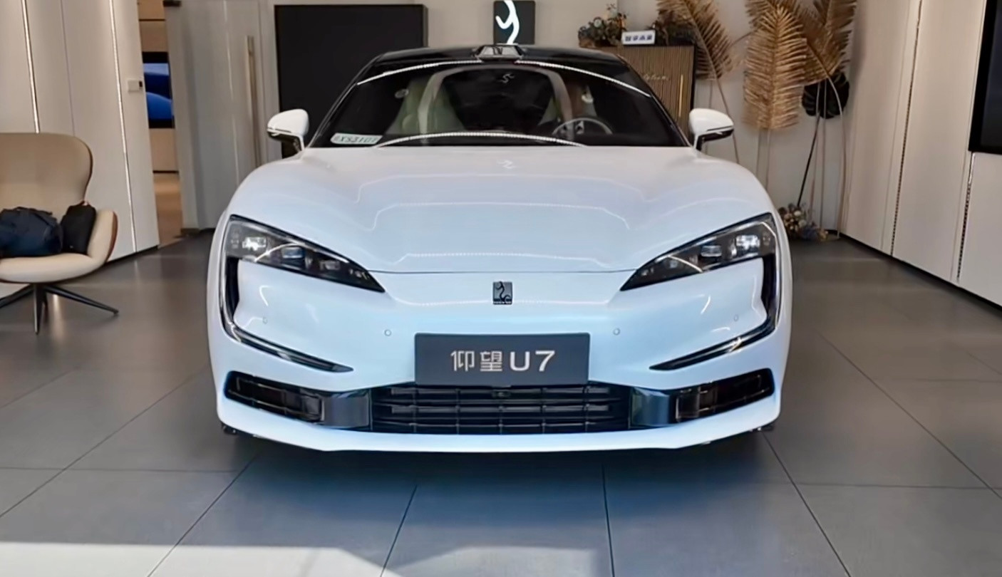 仰望U7PHEV前脸真心很漂亮呀，D级运动风格取向轿车里，最漂亮的前脸？​​