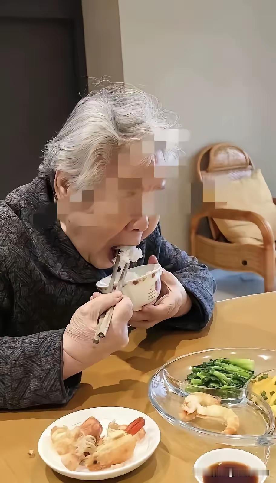 儿子出轨抛下妻儿，独居老太太的选择，真的看哭很多人。儿媳不愿改嫁，下定决心独
