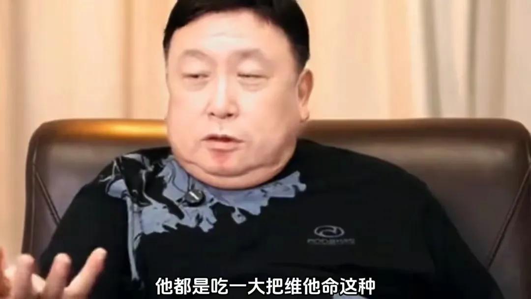王晶说刘德华过的就是苦行僧一样的生活。一家三口已经吃素几十年了，完全不吃肉，但