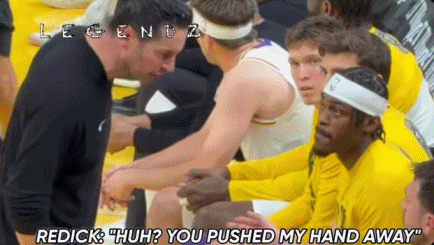 唇语大师翻译了雷迪克和东契奇的冲突，源于东子防守出错被换下。雷迪克：“你有什么毛