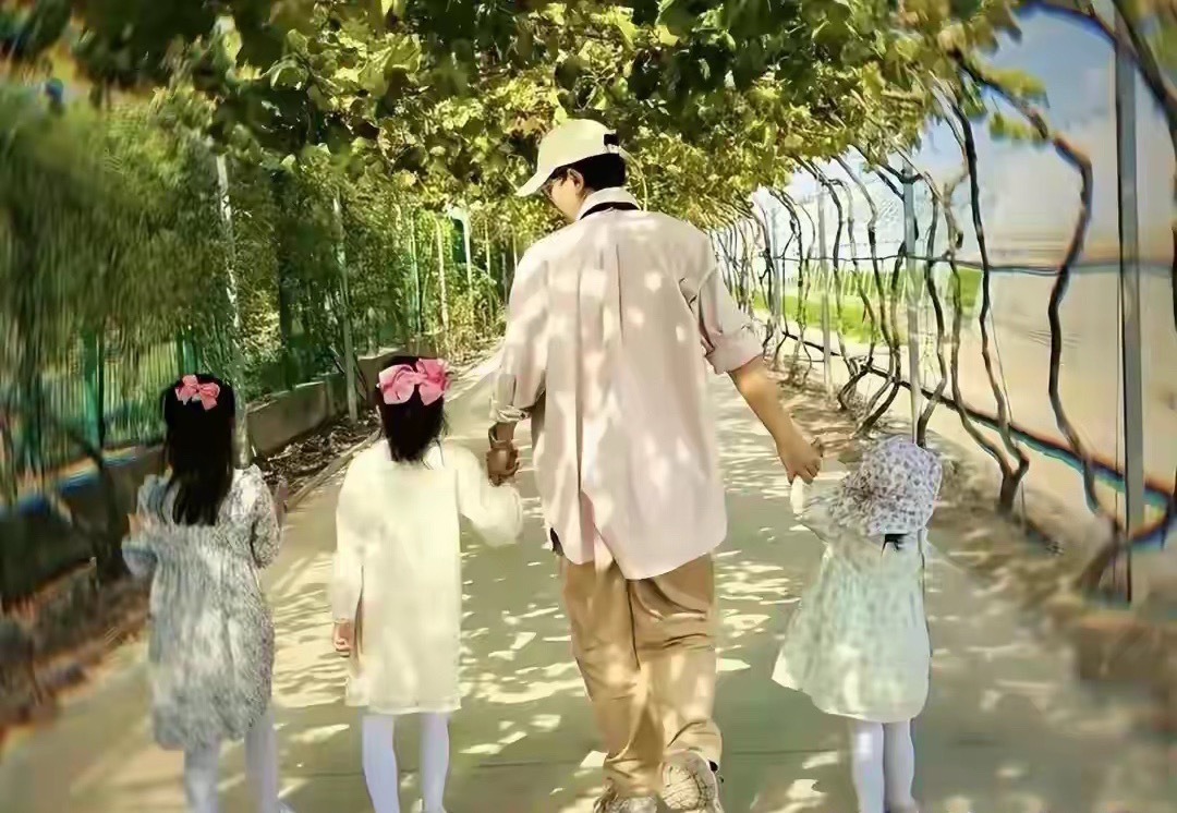 谢娜带3个女儿去环球影城，4岁小咘芽长高好多，侧面好像爸爸张杰