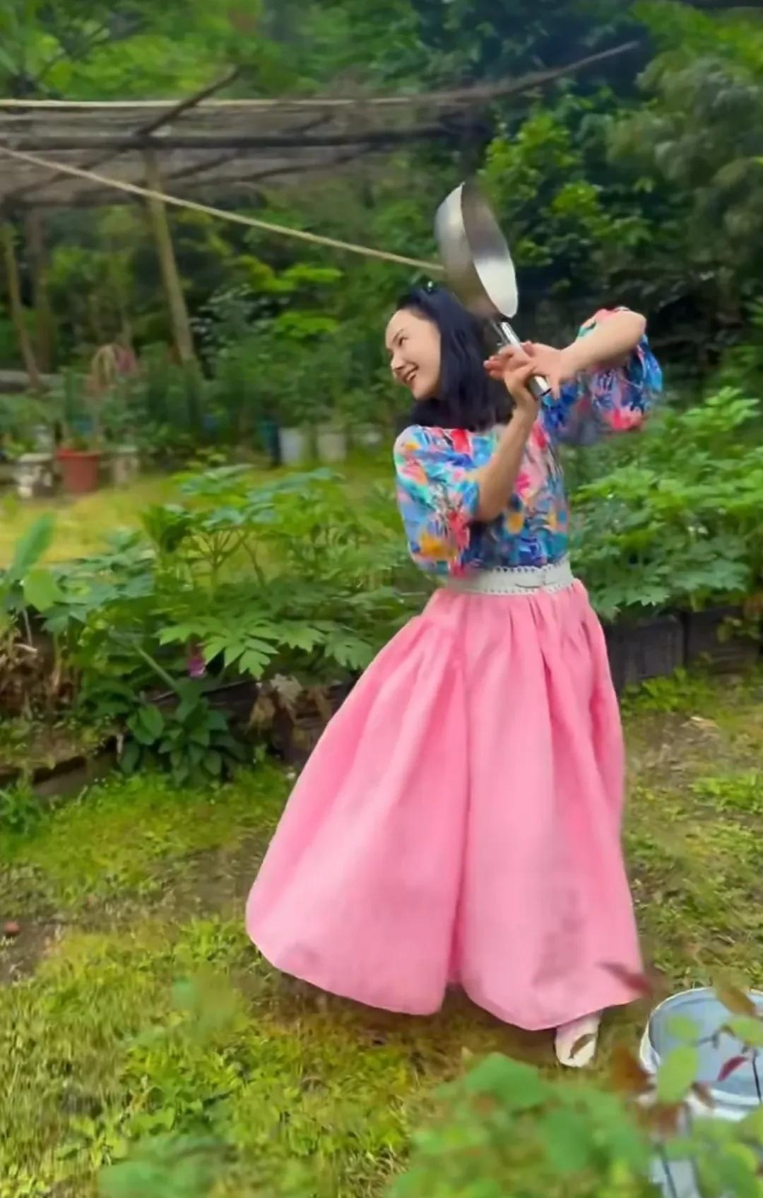 有人爱的女人，永远是公主！程莉莎穿着公主裙，拿着平底锅，在自家的菜园子里翩翩起