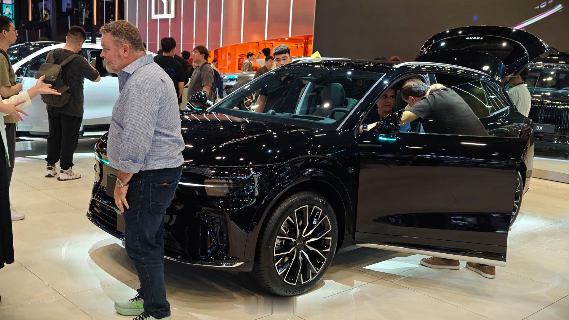 打卡一下极氪展台，有两台焕新009，但是一台挤满了人，还有一台是预约拍摄的，别人