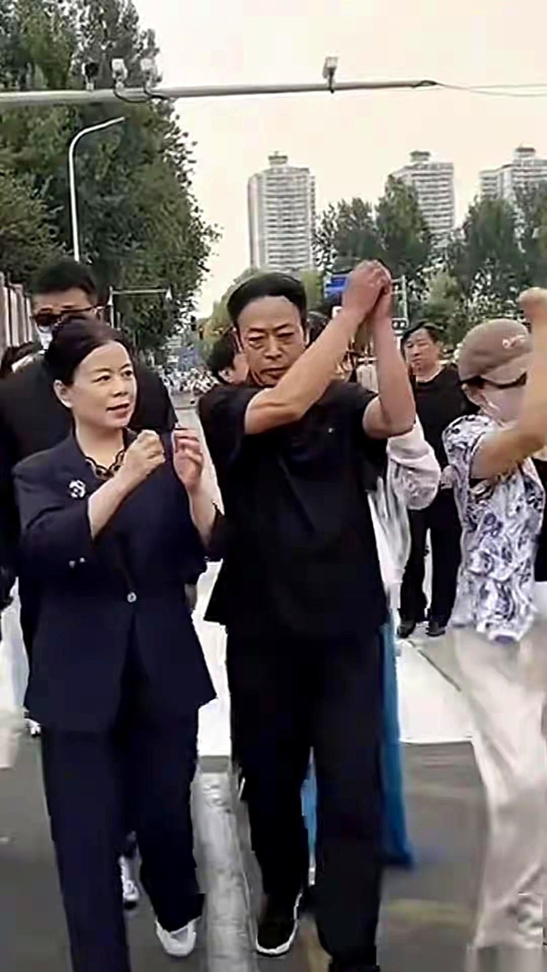 那桩“错换28年”的案子，最让人看不懂的，不是案情，是家里人。许敏这边，冲在最