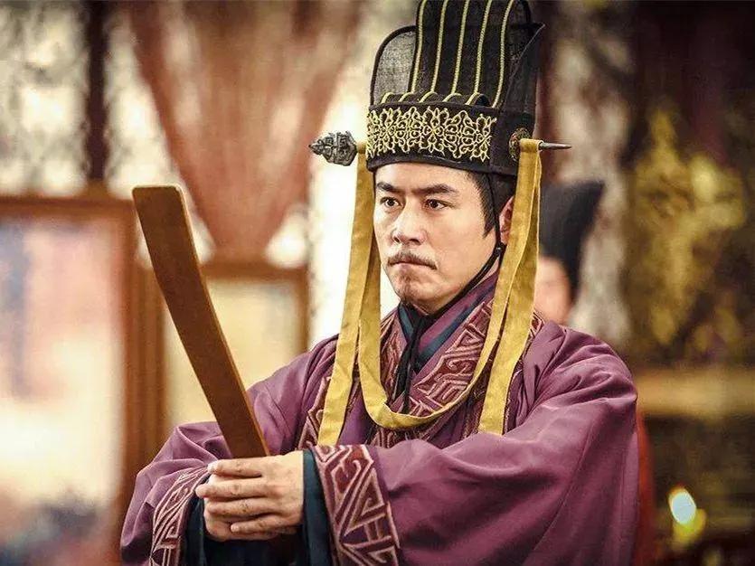 757年，长安收复，庆功宴上，唐肃宗把一枚官印推到一个人面前。这个人在过去两