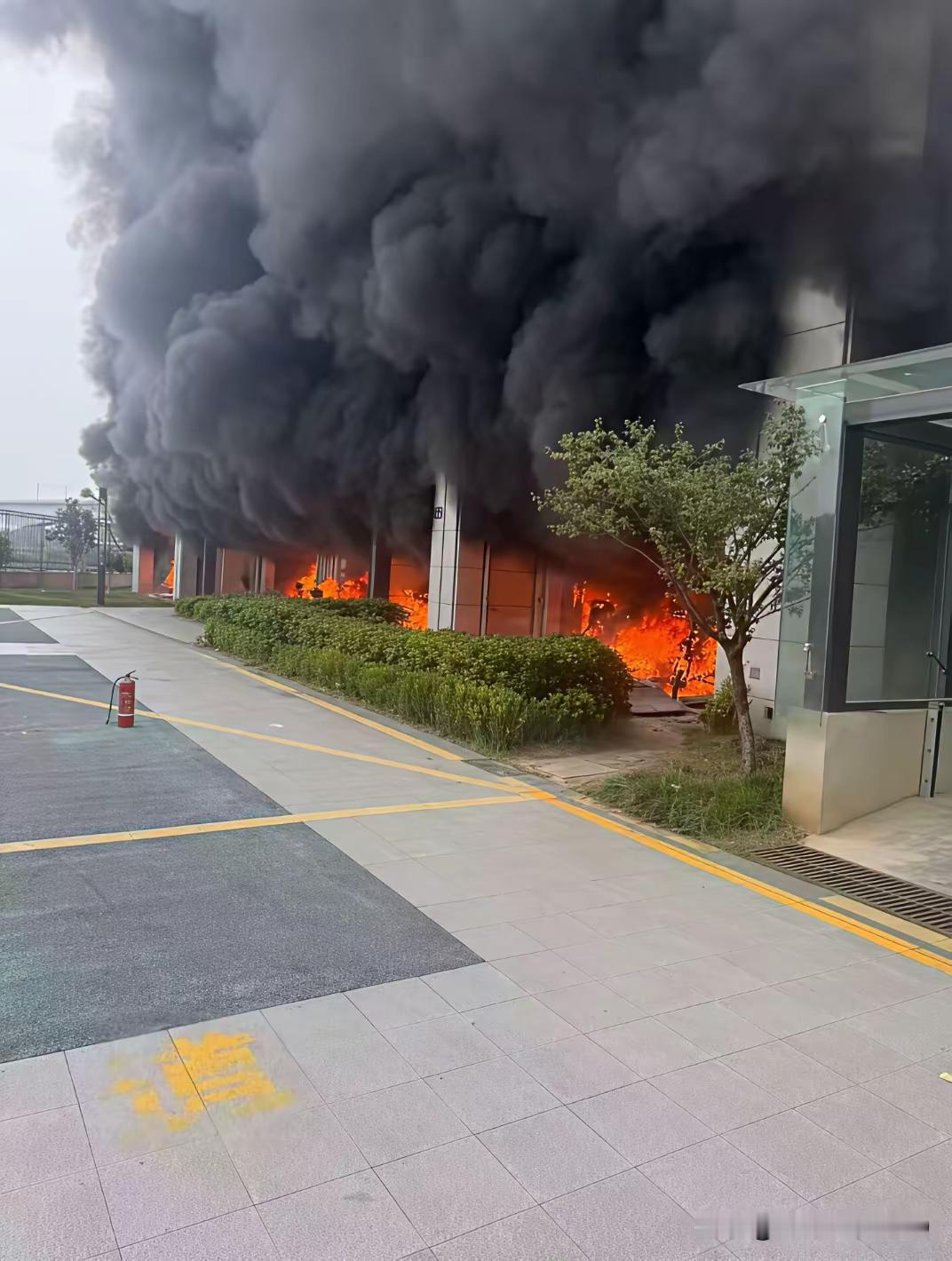 今天，杭州西湖双云里8栋1楼发生火灾，熊熊火焰，产生的黑烟几公里外都可以看见。