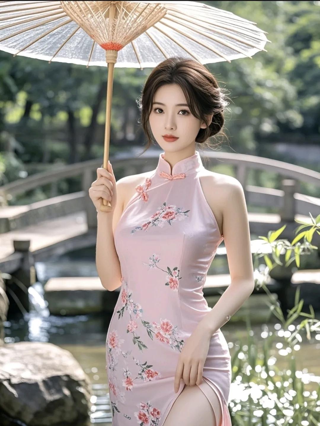 一位优雅的旗袍美人撑着伞漫步在古桥旁，那画面简直韵味十足。粉色旗袍上绣着精美图案