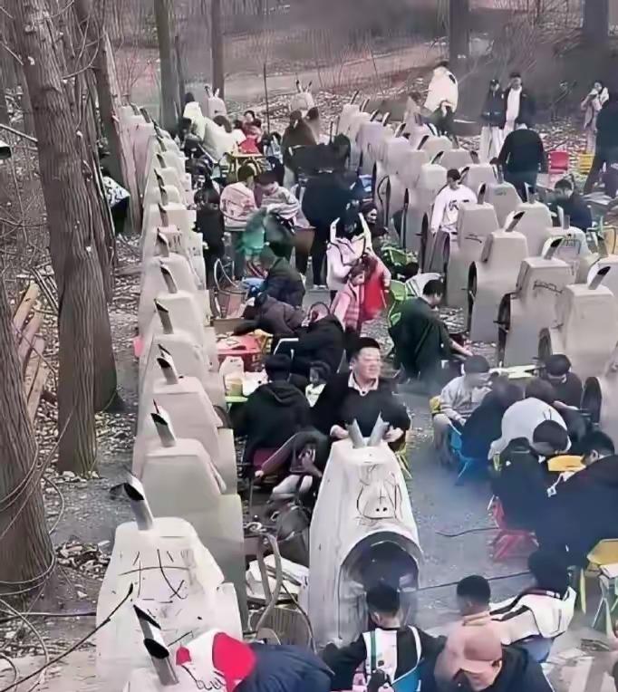 这画面咋这么诡异呢？有没有大神解惑一下？城里现在都流行这么玩了吗？这到底是