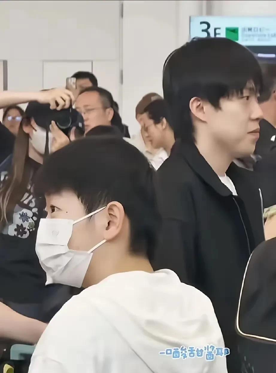 莎头组合升舱同行画面杀疯了，路上两人自然互动不断，粉丝都看傻了眼，更有眼尖的粉丝