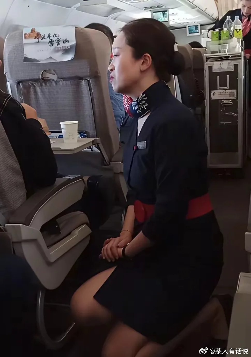 刷到东航空姐下跪这件事，真的越看越生气！只是餐车不小心蹭到熟睡旅客的手肘，乘务员
