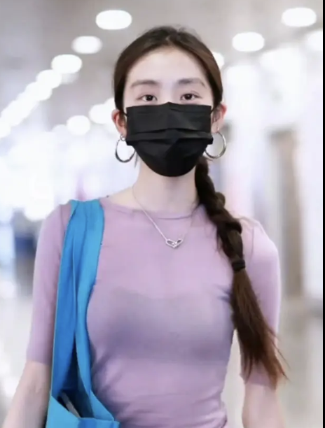 黄多多放假回国与孙莉机场同框似姐妹