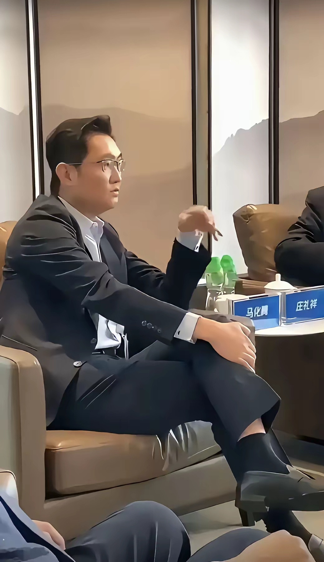 什么50!你说30我都信马化腾这精神状态也太好了吧！怎么保养的呀！​​​