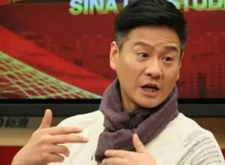 2004年，连奕名认识了陈实，相识一个月，两人就决定结婚。结婚得有房子啊，二人去