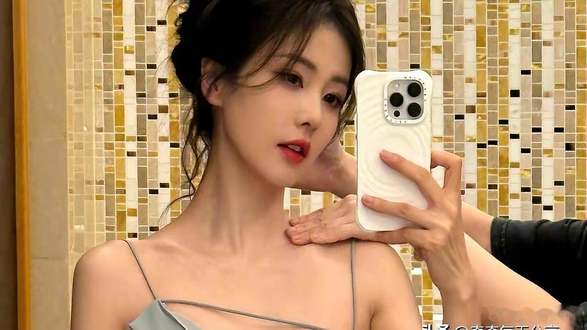 古偶女主终于不再只会眨眼撒娇。​十月杀青的《莫离》把3亿砸在骊山战场，不是为了看
