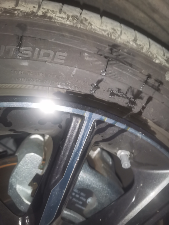 1个月的新车帮忙看看这是啥毛病右前轮轮毂和轮胎缝隙渗油，还挺严重的。这是啥毛