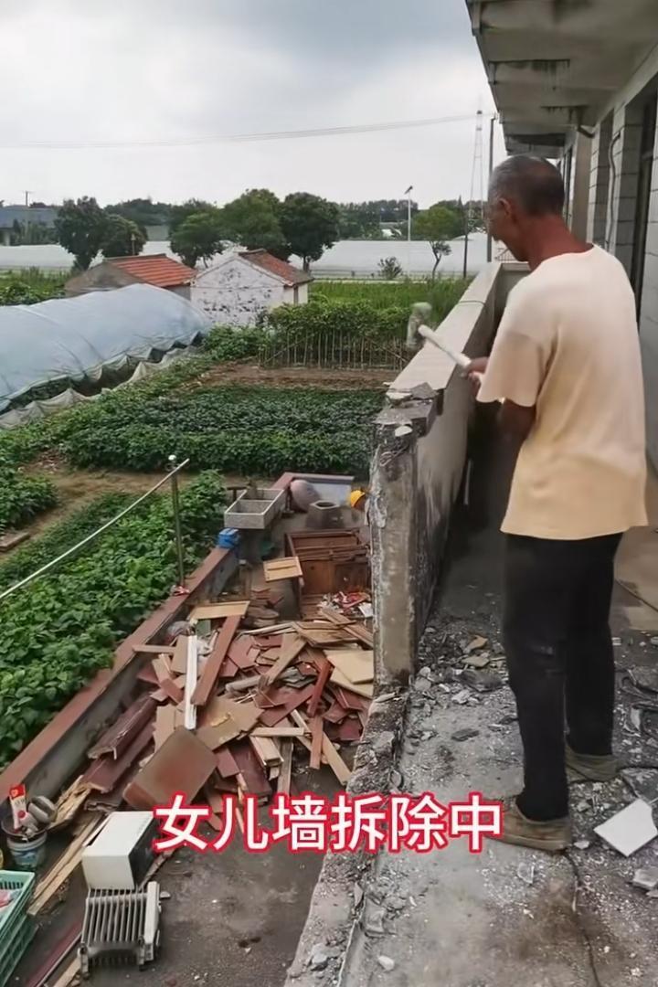 各地开始拆除女儿墙！长宁县升学宴重大事故敲响了人们：女儿墙是夺命墙，必须拆除！