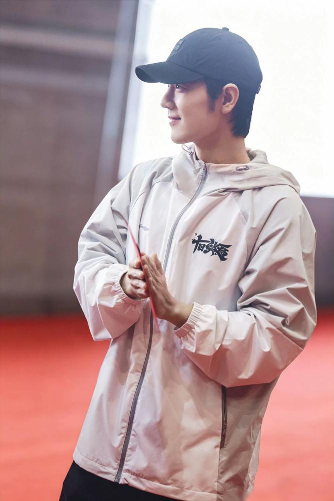 你敢信？剧组夜聊到三点，肖战把整盘炸鸡推远，导演直接胖了30斤！是《藏海传》