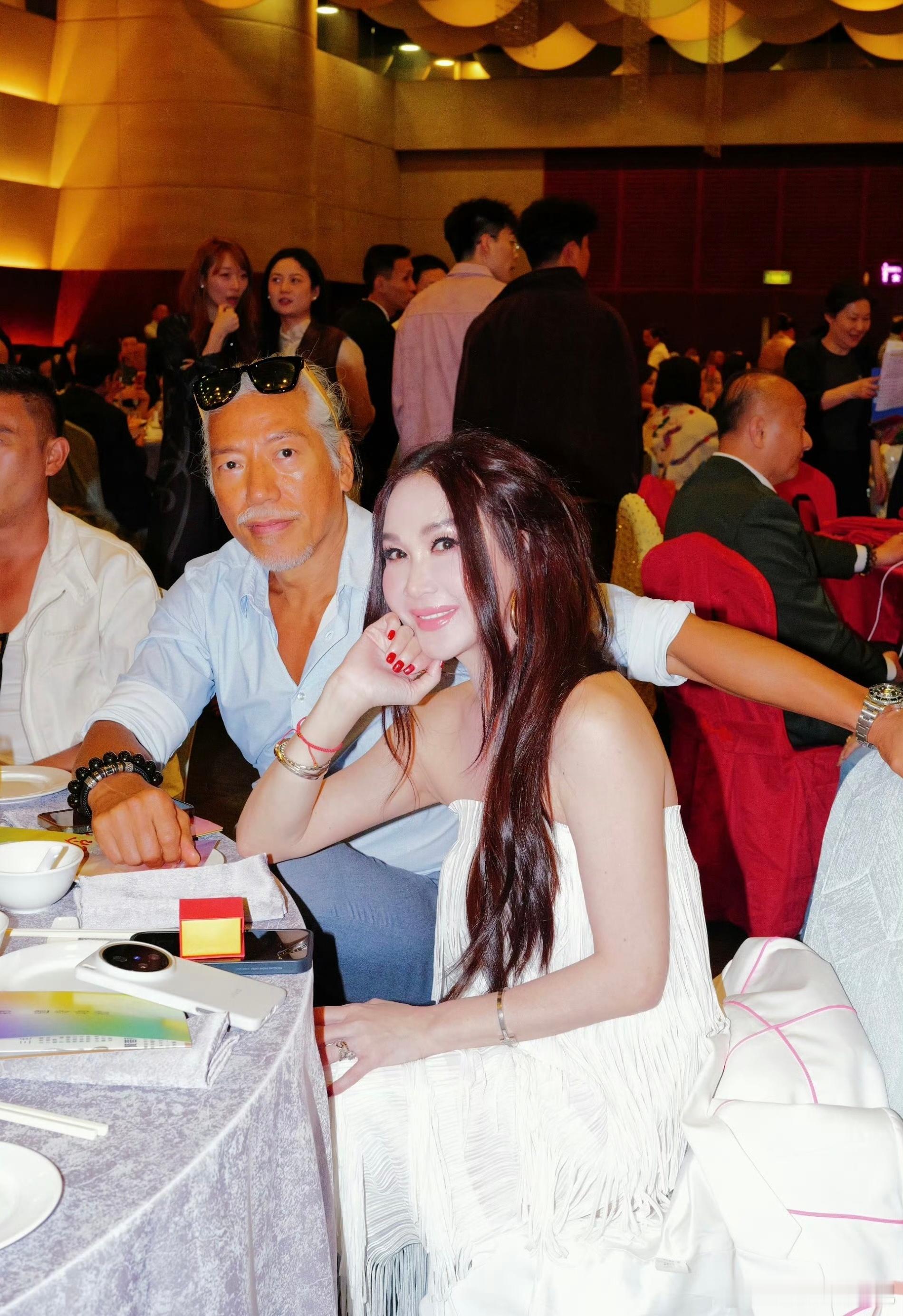 温碧霞、邱淑贞、张耀扬，近日合影。