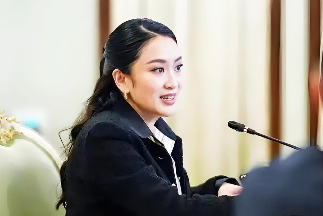 泰国总理兼文化部长佩通坦今天上午保持沉默，执行个人任务，据当地媒体报道，今天下午