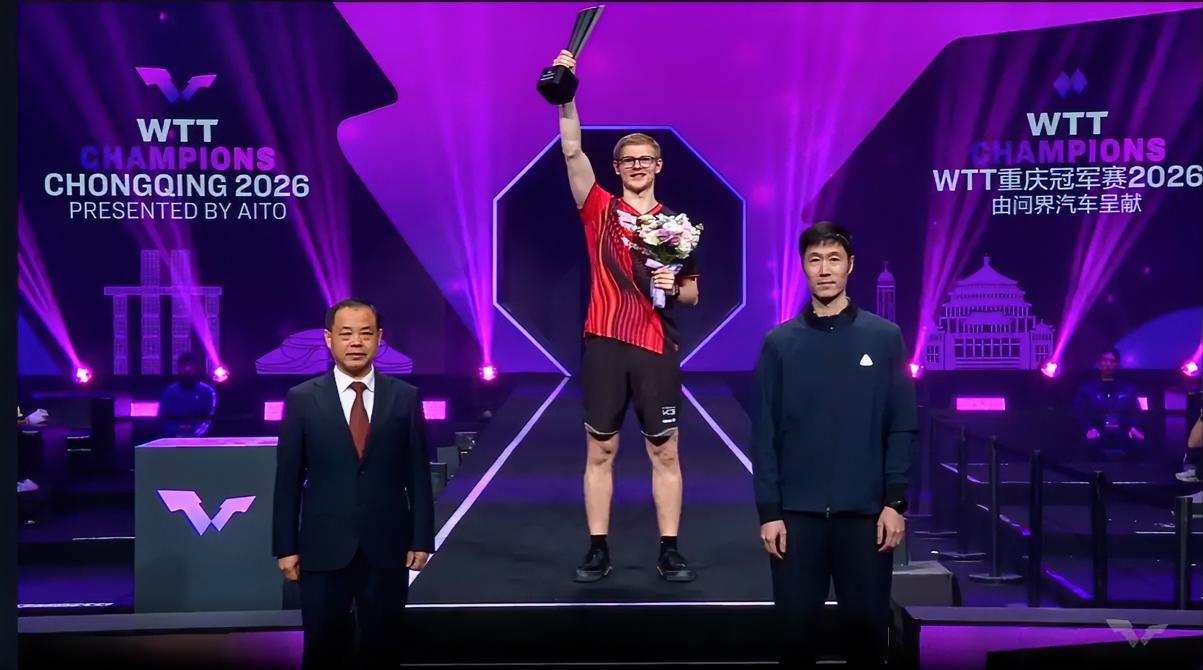 在WTT重庆冠军赛男单决赛的颁奖典礼上，作为中国乒协主席的王励勤，为获得冠军的小