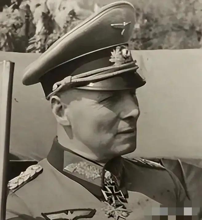 1944年10月14日中午，一辆挂着柏林牌照的墨绿色轿车停在德国小镇海林根一座宅