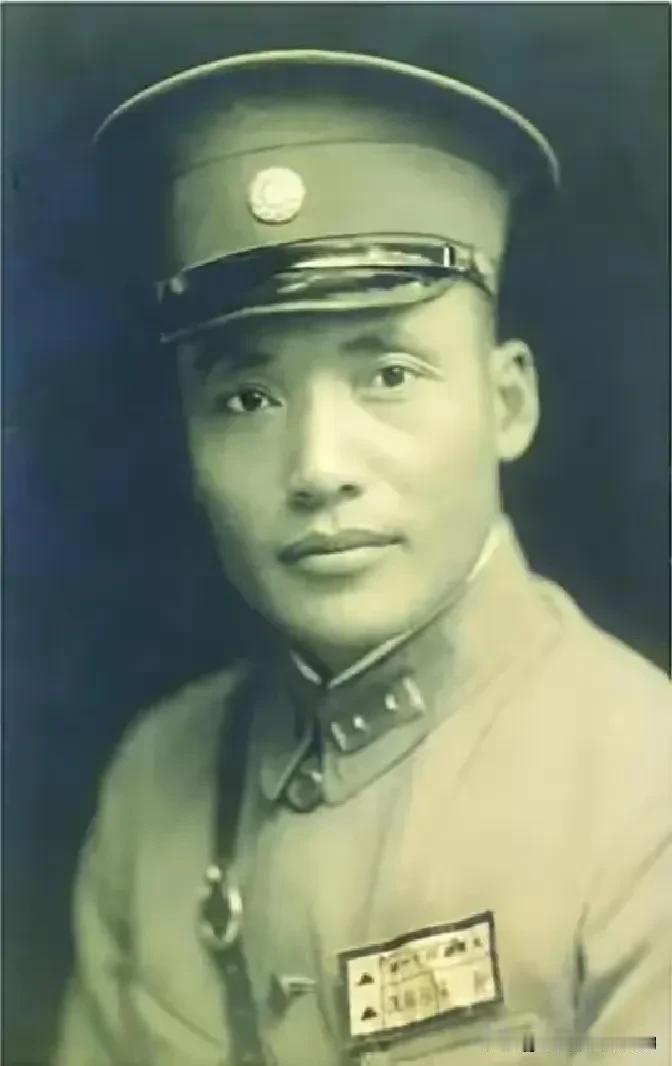 1936年，一名国民党中将跟随红军走完长征，谁知等到了延安，毛主席却对他挥了挥手