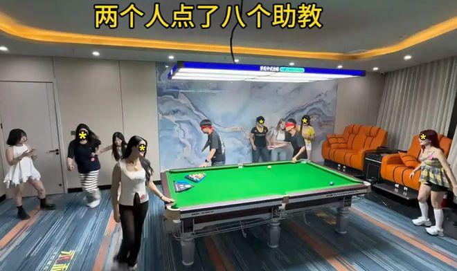 “挺会玩”，两个哥们去台球厅打球，赶上假期散台全满了，就剩包间。俩人一合计，来都