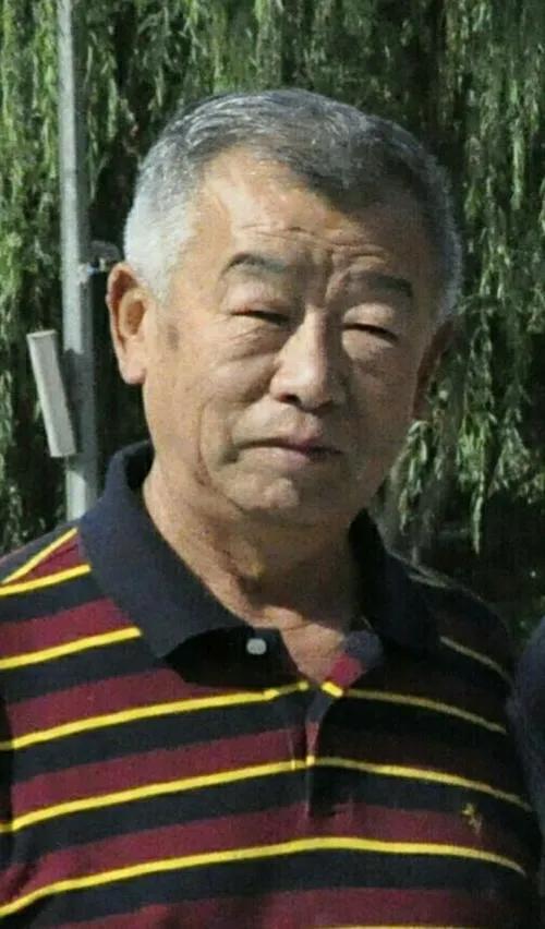 探访刘国江的地点选在北京西郊红山口八一体工大队足球场。整片场地绿草平整，场内教练