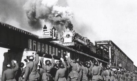 1950年，我军后勤受阻，洪学智却提议让美军来炸毁我们的后勤卡车。彭总听后火冒三