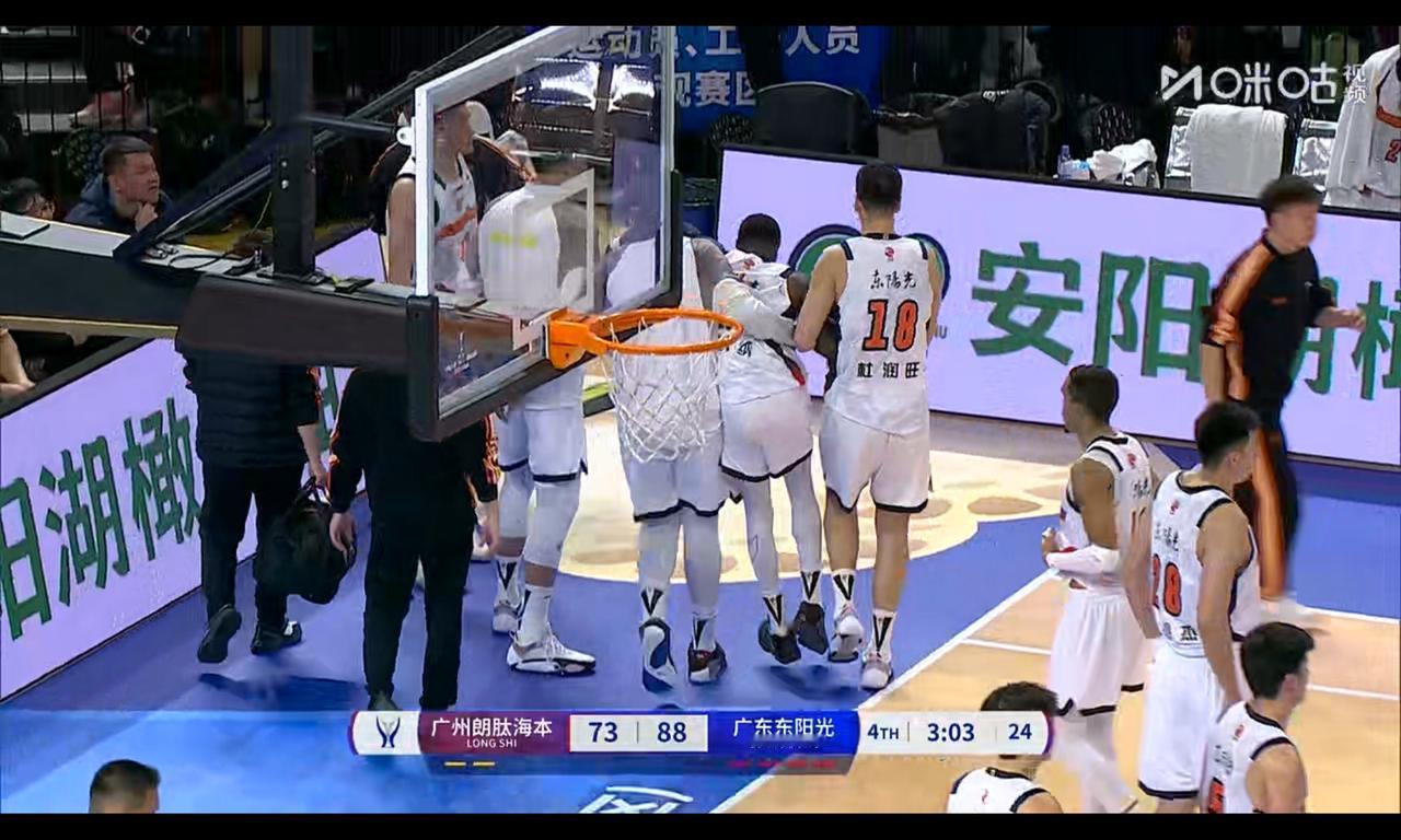 萨姆纳首秀拿15分3板3助攻，抽筋被说成崴脚，还需要继续融入球队萨姆纳跑得