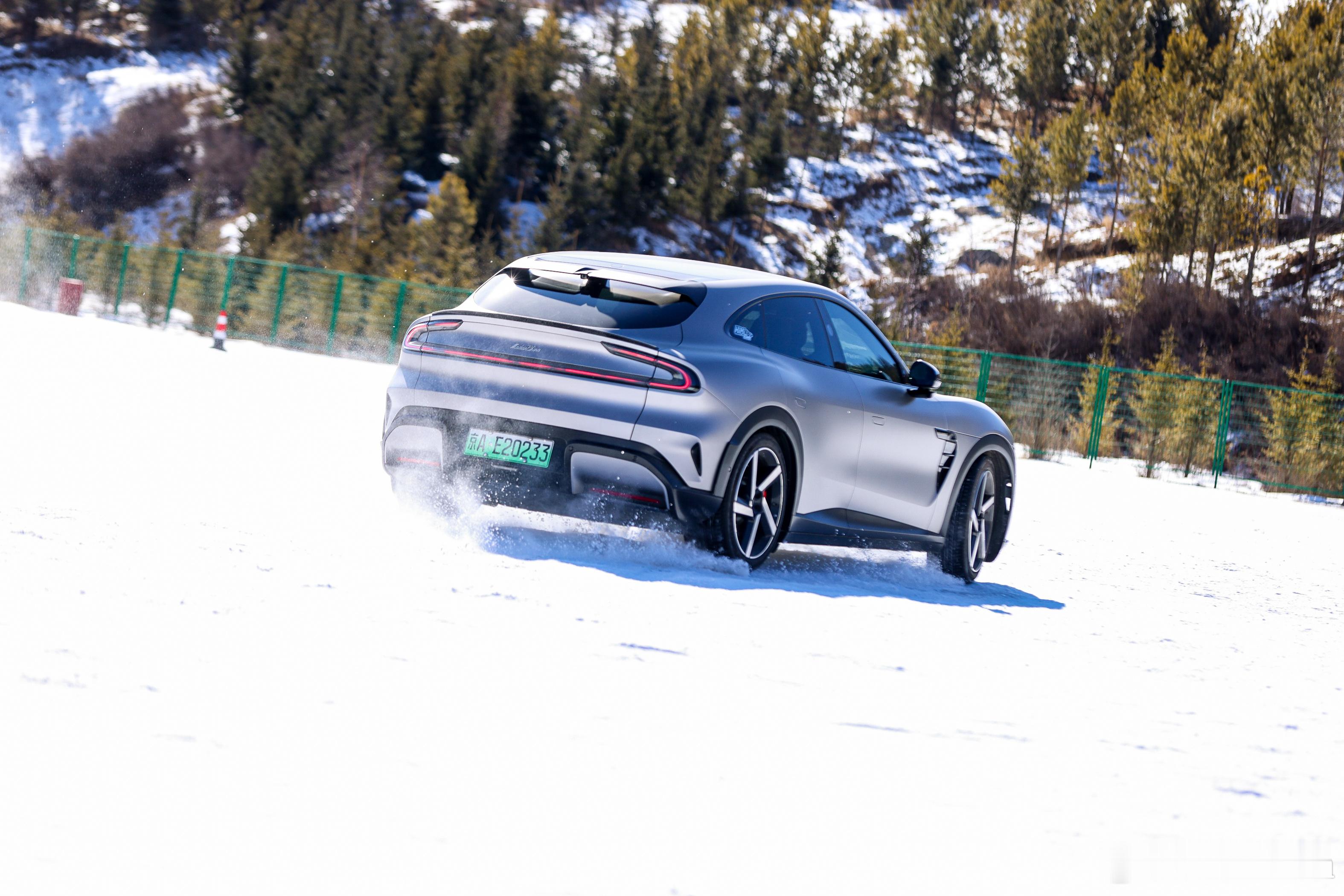 小米汽车小米汽车小米su7ultra我们开小米汽车来漂移，来滑雪啦，谁说Yu7