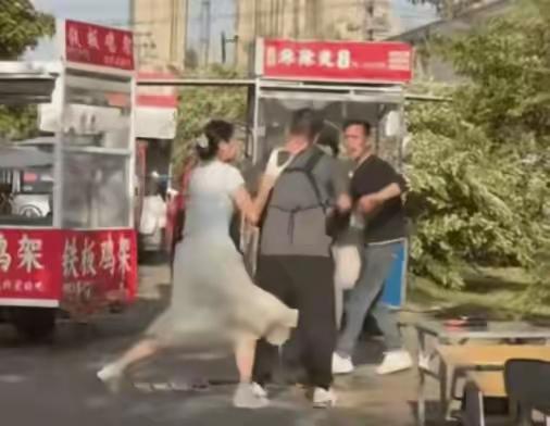 脱内裤的女人也是火了，直接把内裤脱了，套在对方头上！三小时后视频冲上热搜。淮