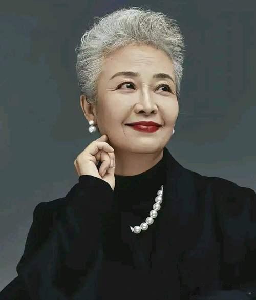 TVB资深国语配音演员于小华于6月27日因病离世，享年78岁。她是港剧配音界的标