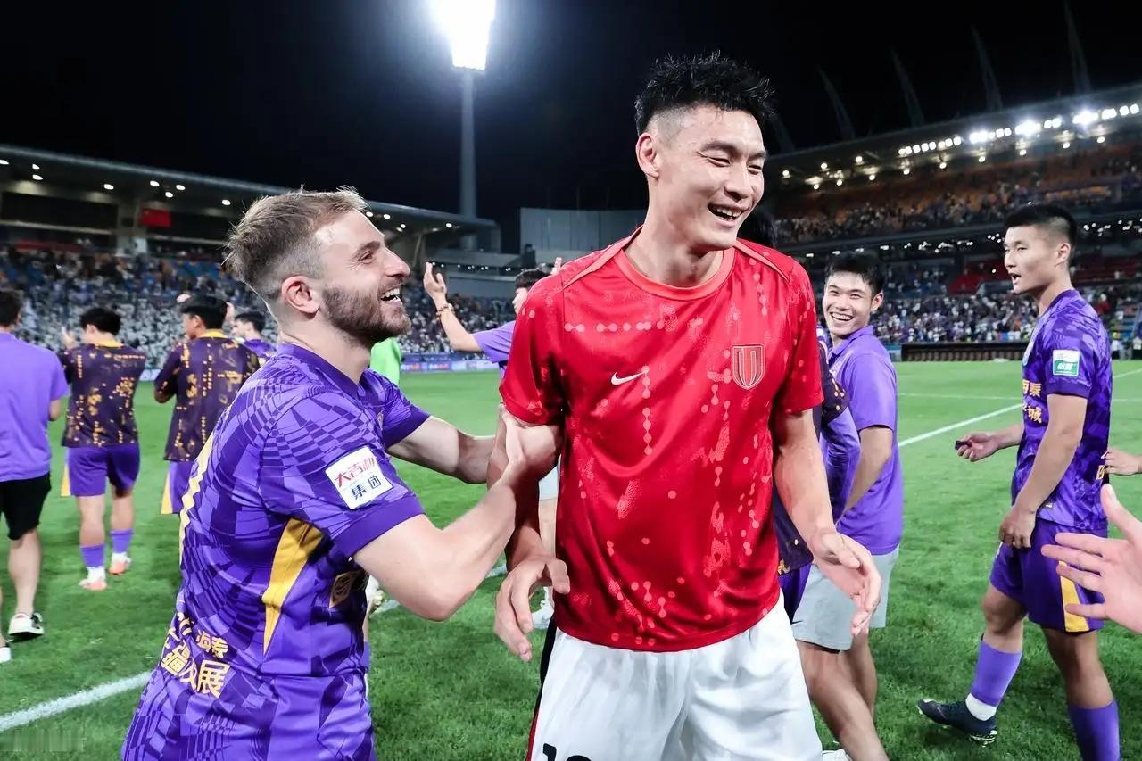 成都蓉城韩鹏飞不是能力不行！他能入选国家队就证明能力不错，为啥到成都蓉城连主力轮