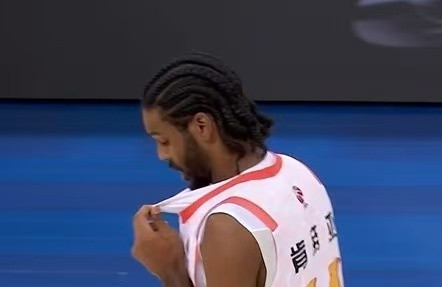 真给力! 半场过后亨特11中8砍19分&贾尔斯11中7砍16分 全队共52分